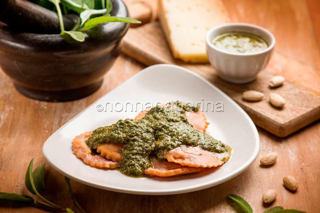 Ravioli con pesto di salvia mandorle e pecorino