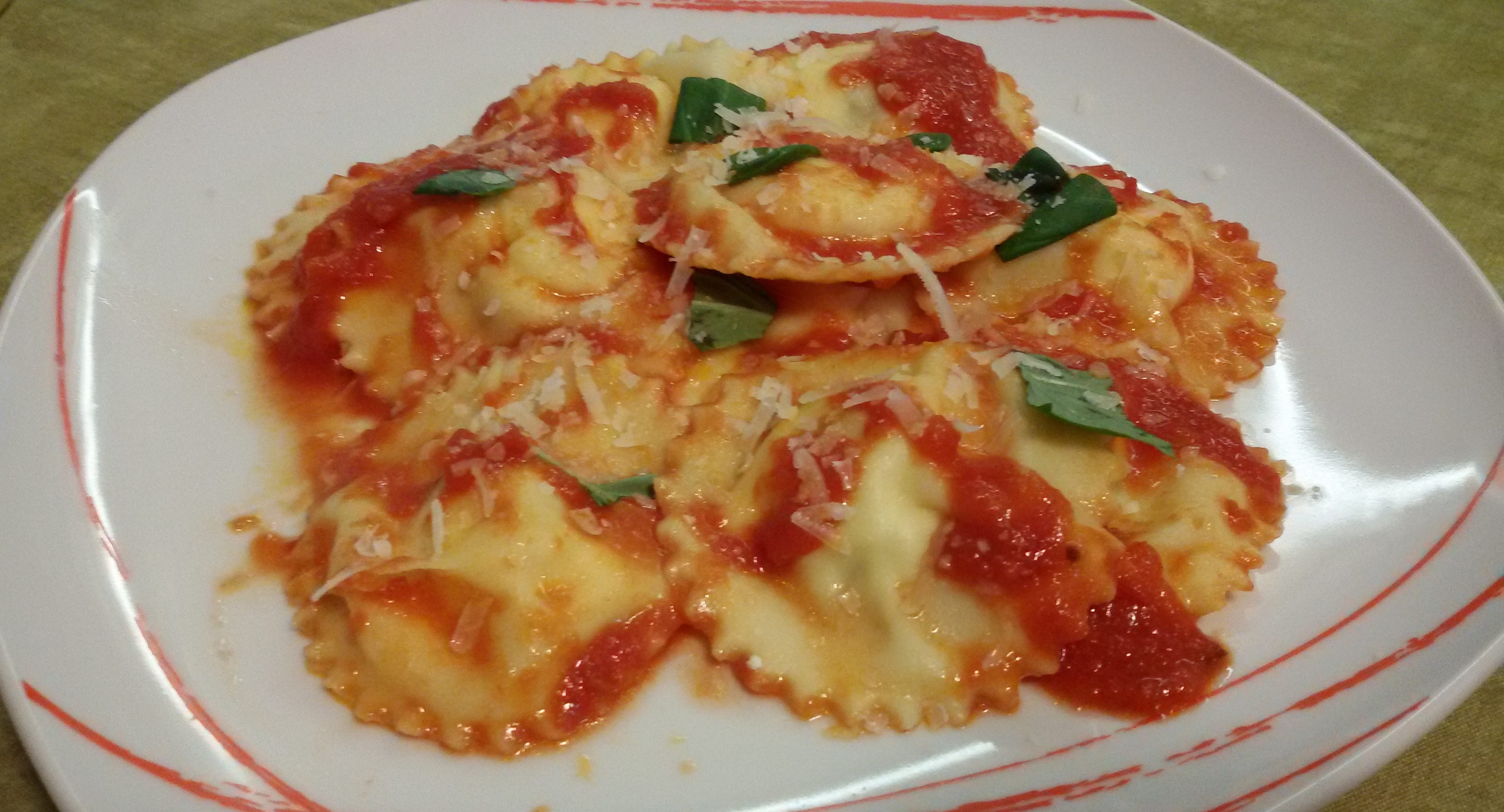 Ravioli con ricotta di bufala ed erbette conditi con salsa al pomodoro