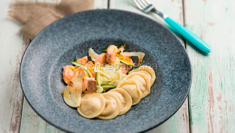 Ravioli con salmone e finocchi, il gusto del fatto in casa