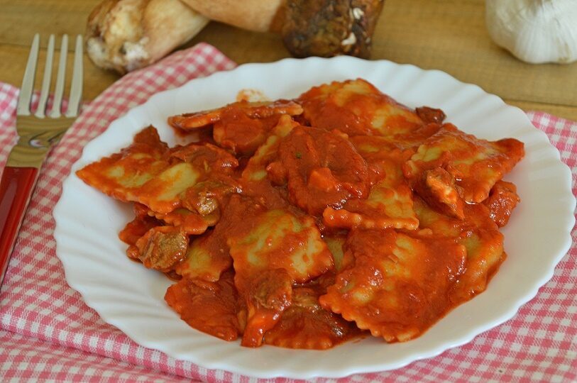 Ravioli con sugo di funghi facile e veloce