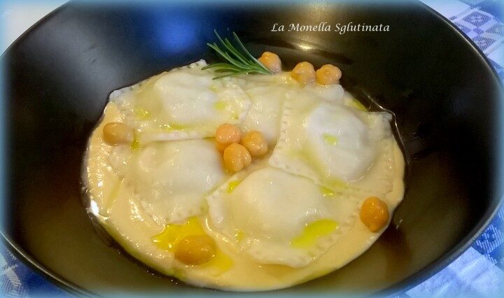 Ravioli di baccalà su vellutata di ceci senza glutine