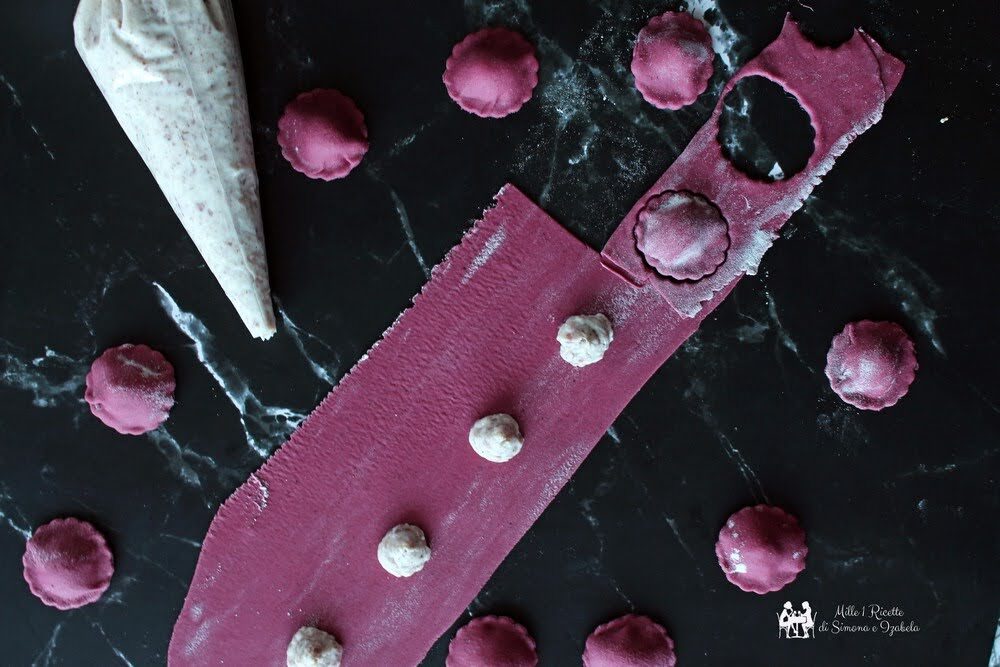 Ravioli di barbabietola con formaggi speck e noci