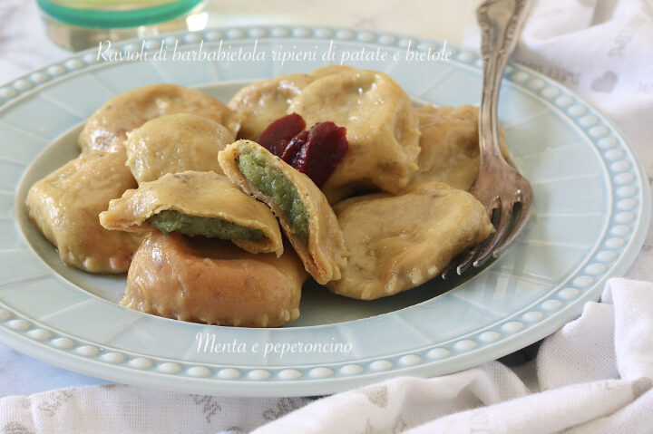 Ravioli di barbabietola ripieni di patate e bietole