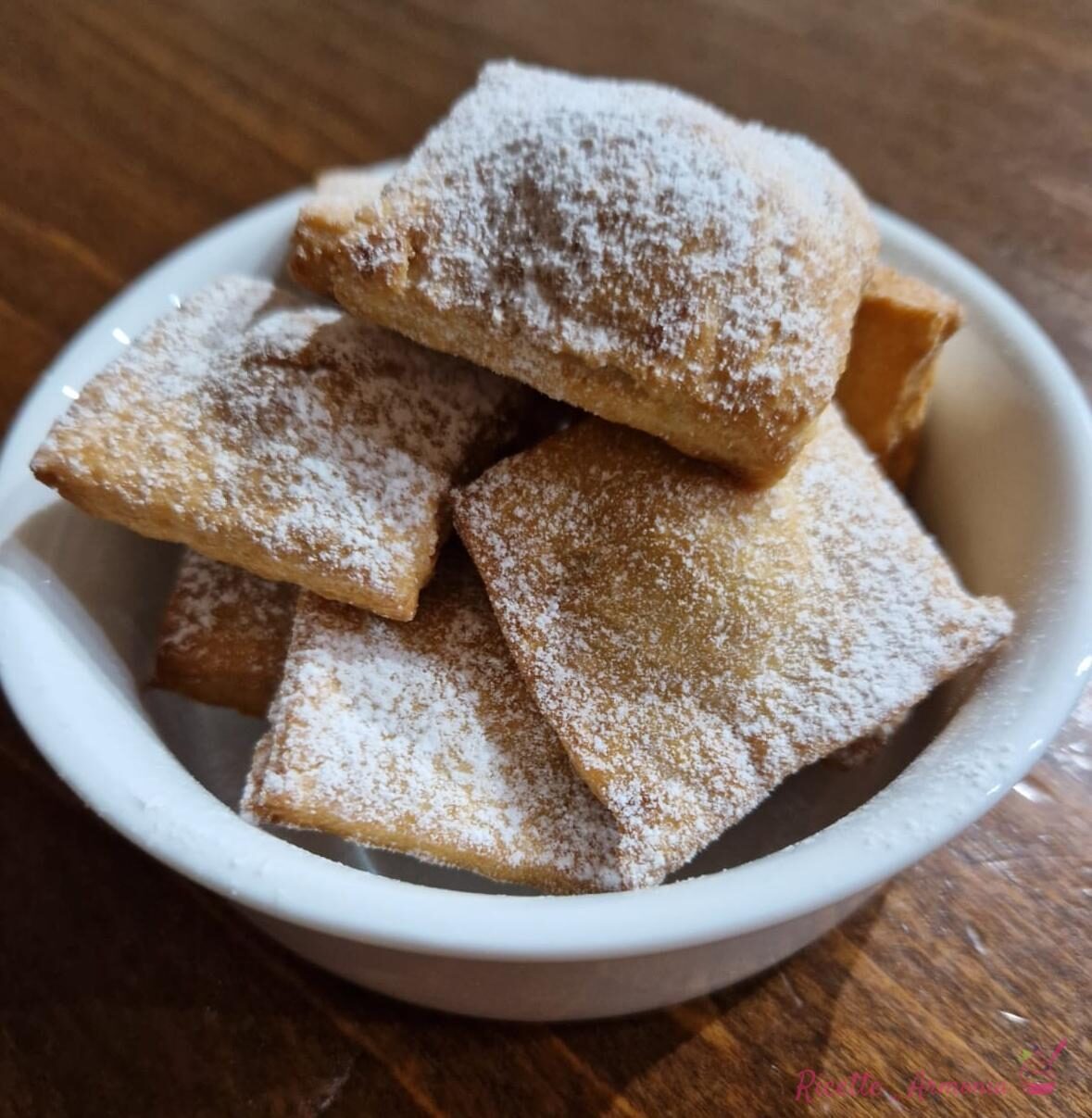 Ravioli di carnevale con crema di nocciole