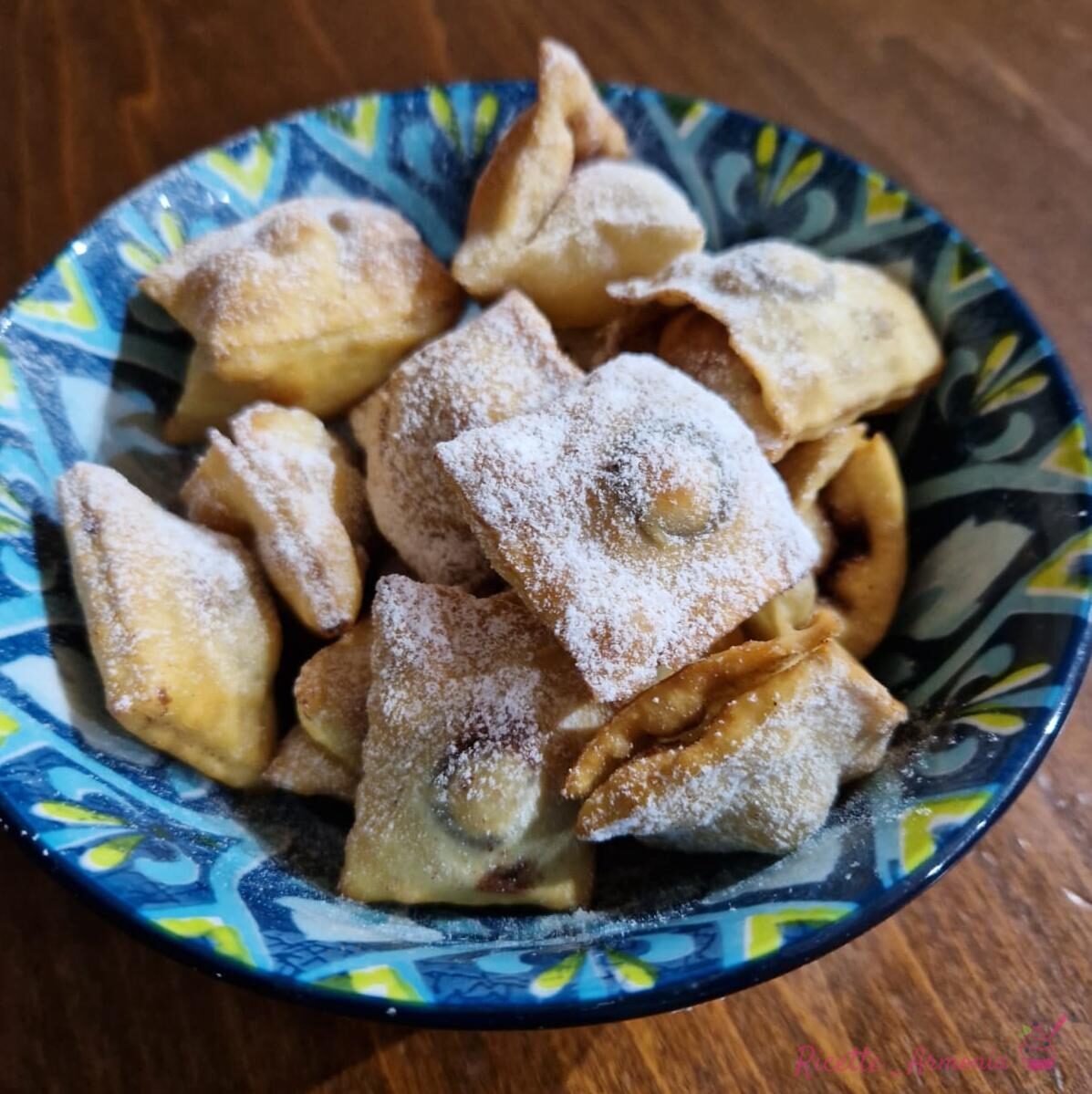 Ravioli di carnevale con crema di pistacchio
