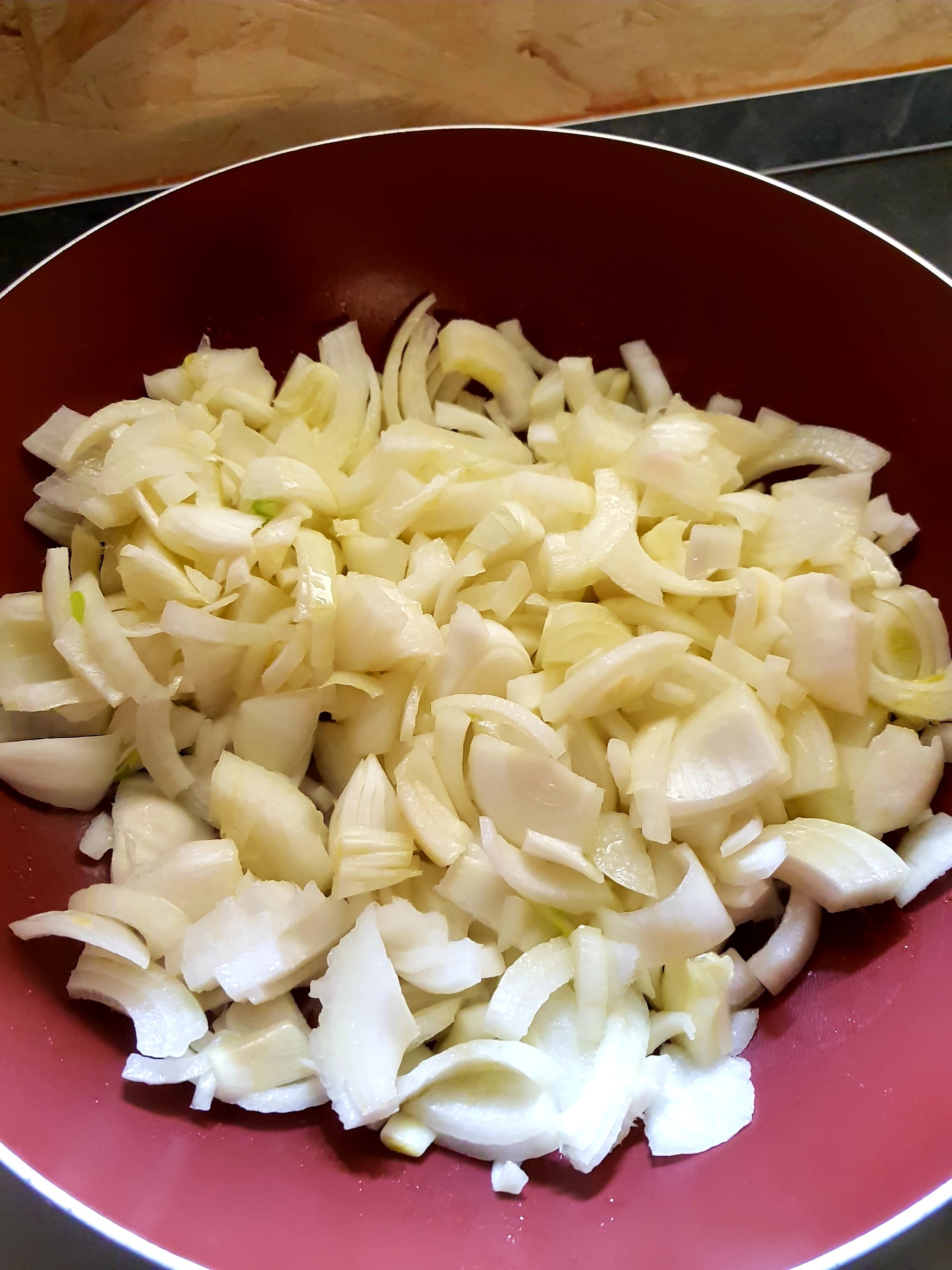 Ravioli di cipolla glassata con salsa soia con crema di gorgonzola e noci