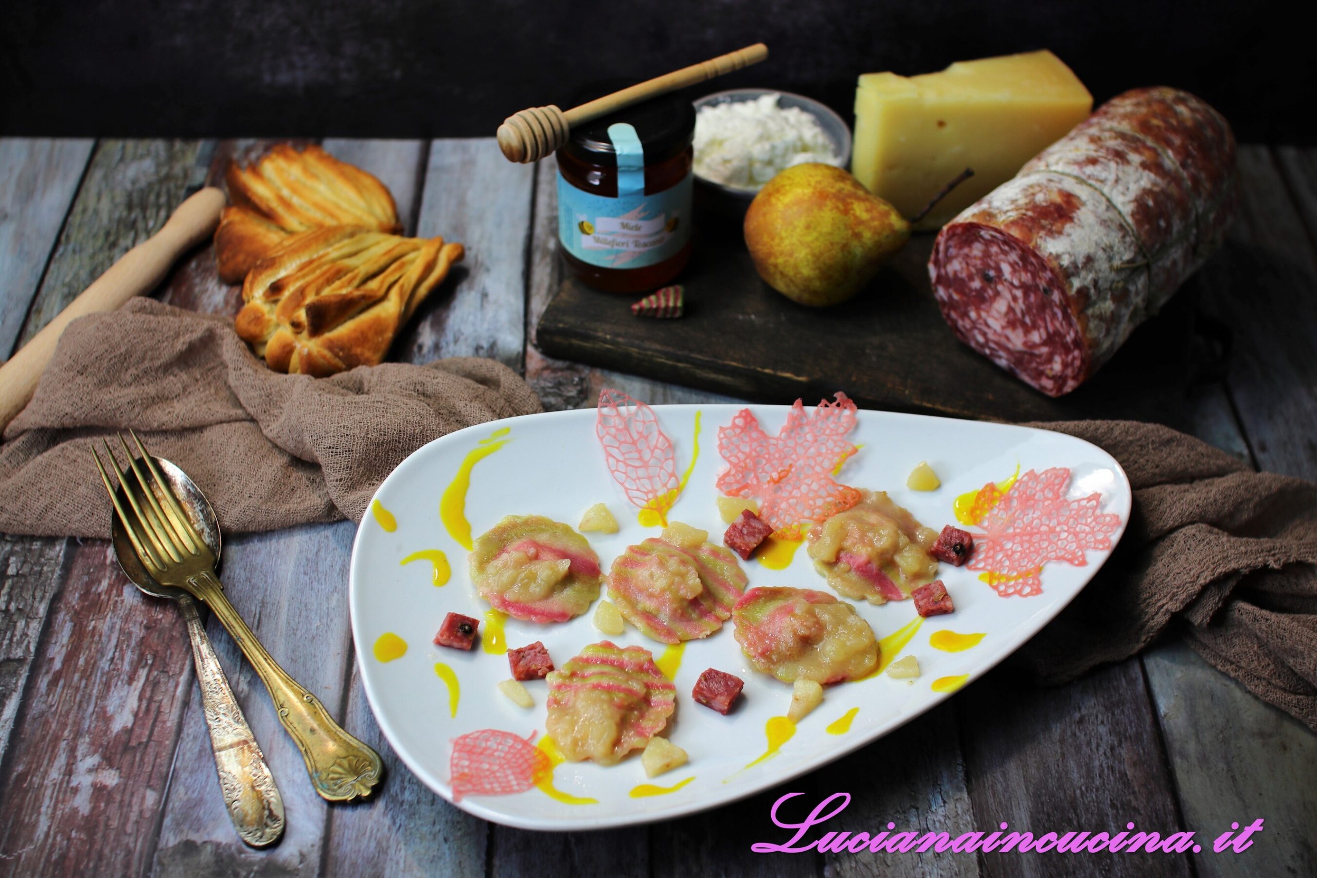 Ravioli di finocchiona e foglie al miele