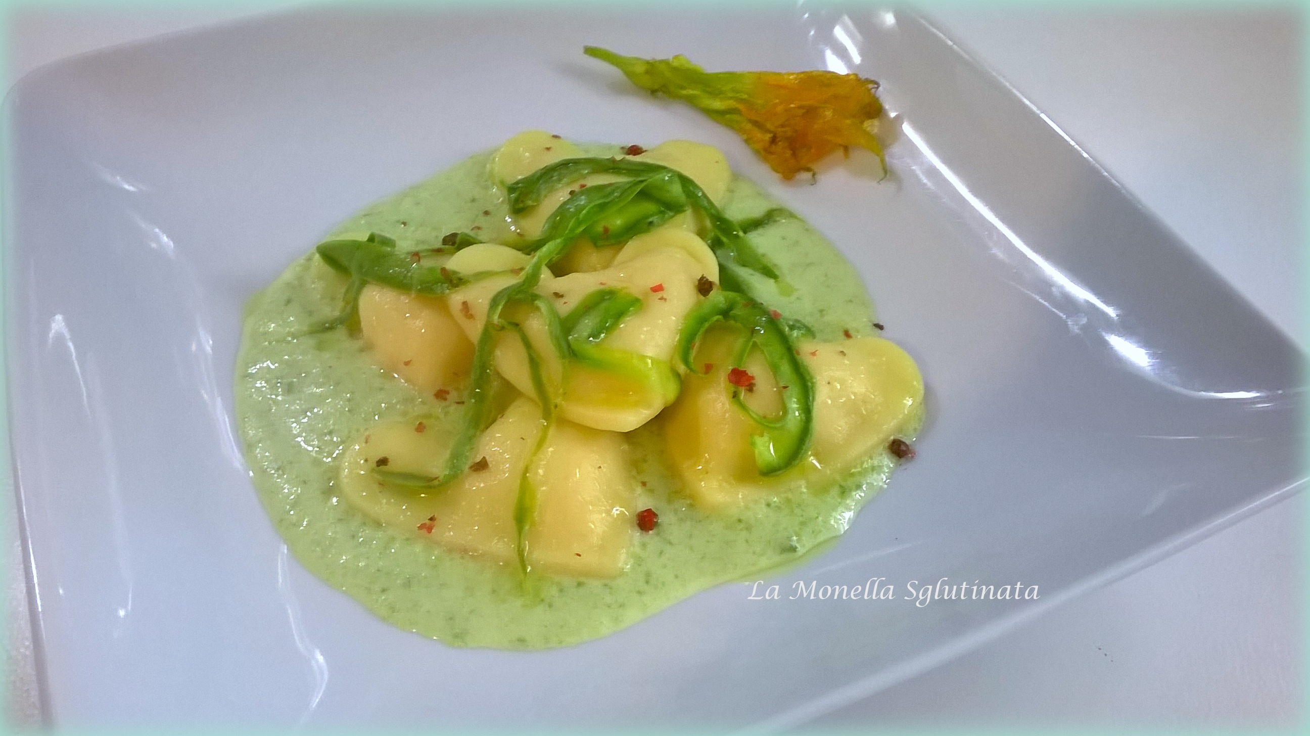 Ravioli di gamberoni al profumo di zenzero su crema di zucchine