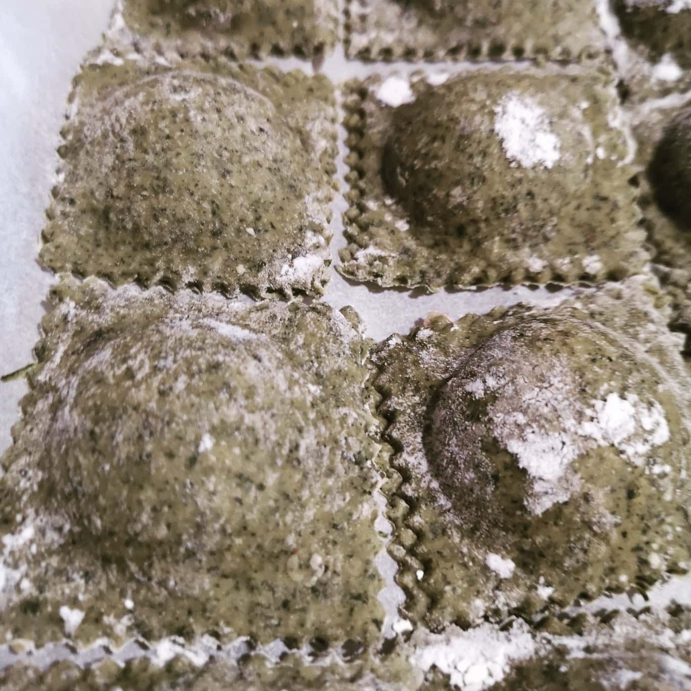 Ravioli di ortica ripieni di salciccia e funghi