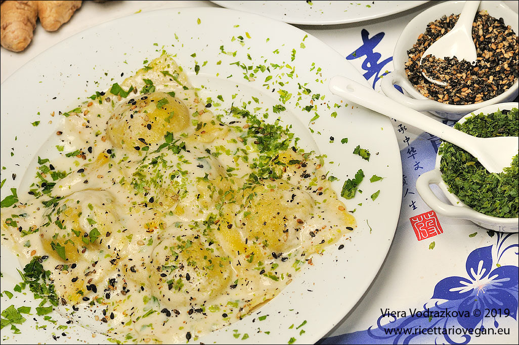 Ravioli di patate con panna, alghe nori e prezzemolo