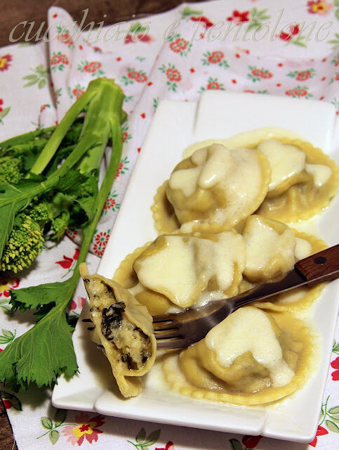 Ravioli di patate e rape, le foglie di scarto, con vellutata di parmigiano
