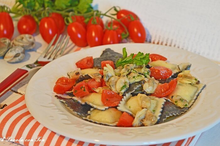 Ravioli di pesce con vongole e pomodorini