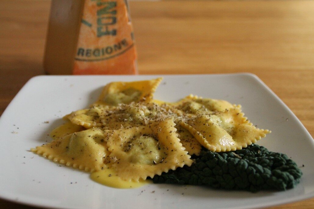 Ravioli di ricotta, cavolo nero e fontina su fonduta valdostana e tartufo