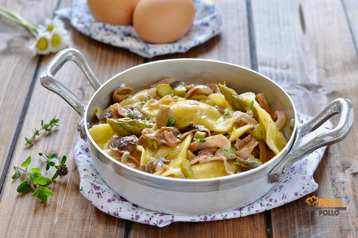 Ravioli di ricotta con asparagi e funghi