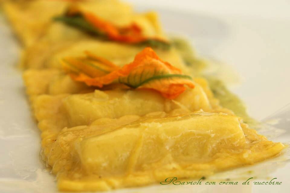Ravioli di ricotta con crema di zucchine