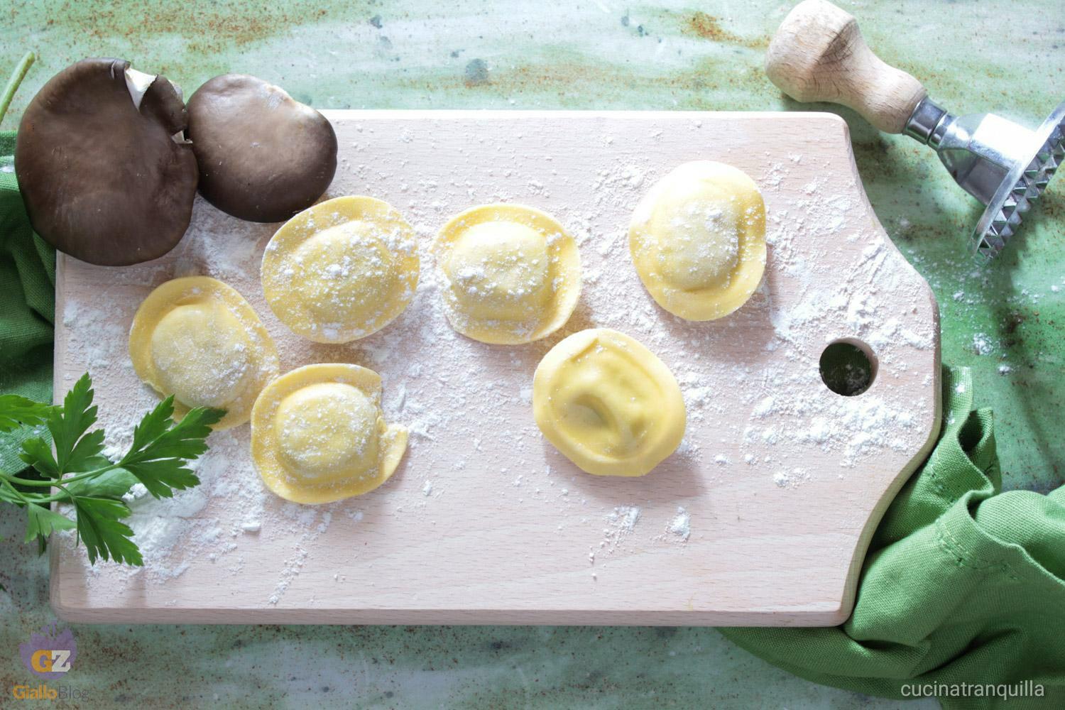 Ravioli di ricotta con funghi pleos