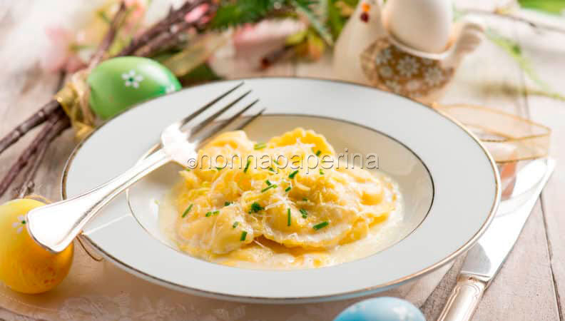 Ravioli di ricotta e limone con crema di patate, un primo corposo e nutriente