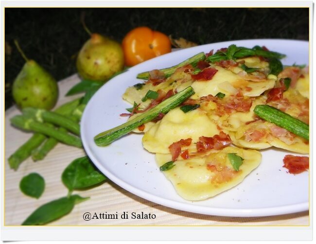 Ravioli di ricotta e pere con sugo di pomodori gialli e crudo croccante
