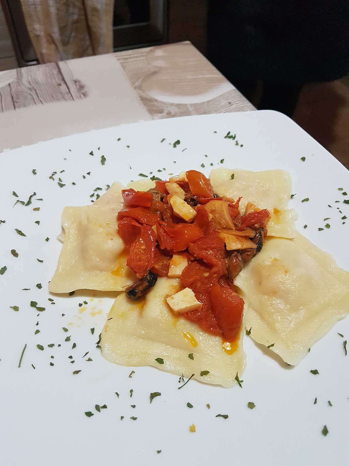 Ravioli di rombo e gamberoni con sugo di cozze e calamari