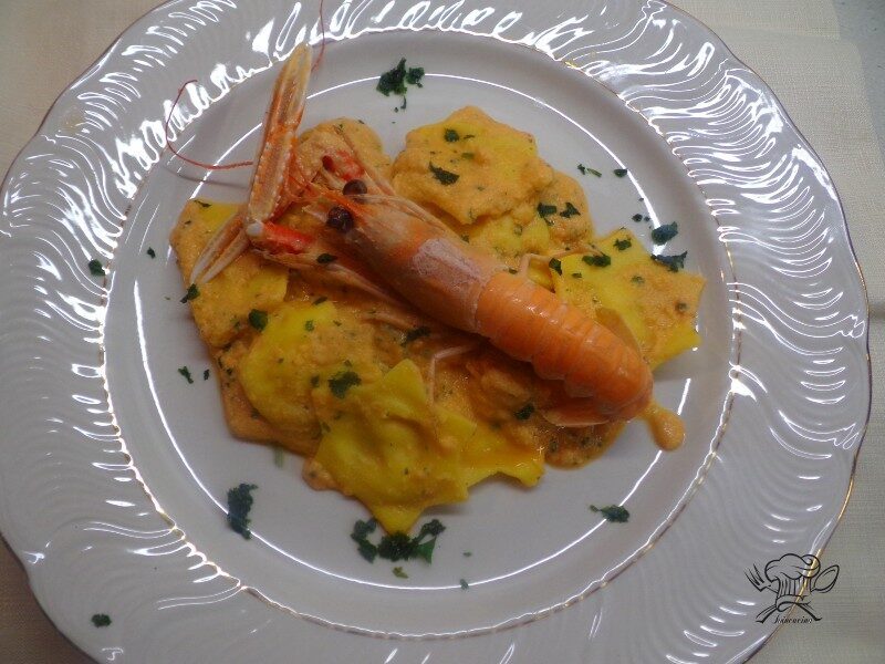 Ravioli di salmone alla crema di scampi