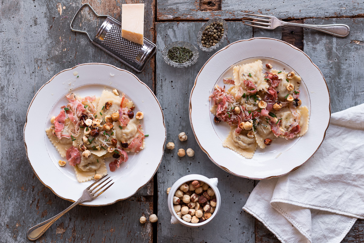 Ravioli di topinambur, con pancetta nocciole e timo {con farina di farro}