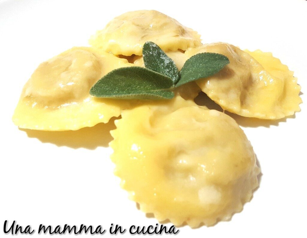 Ravioli di zucca con burro e salvia