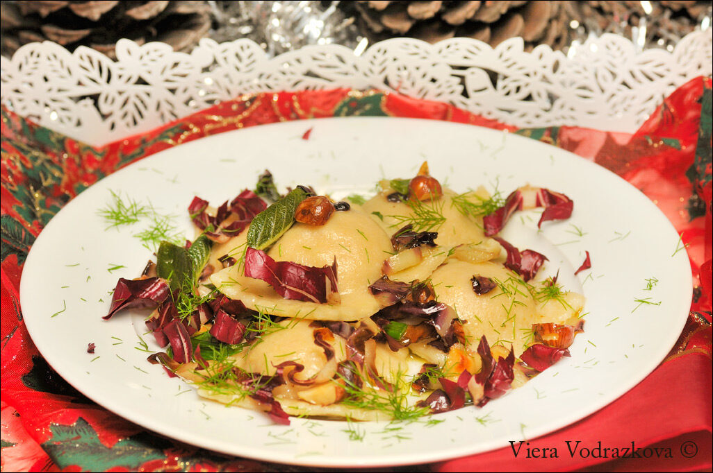 Ravioli di zucca con nocciole e radicchio rosso