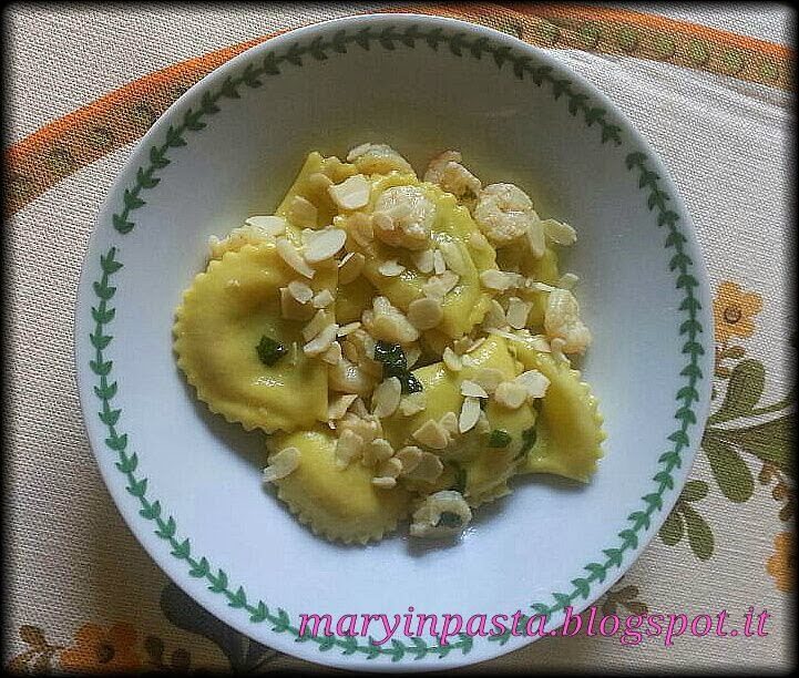 Ravioli di zucchine aromatizzati allo zafferano in crosta di mandorle e gamberetti