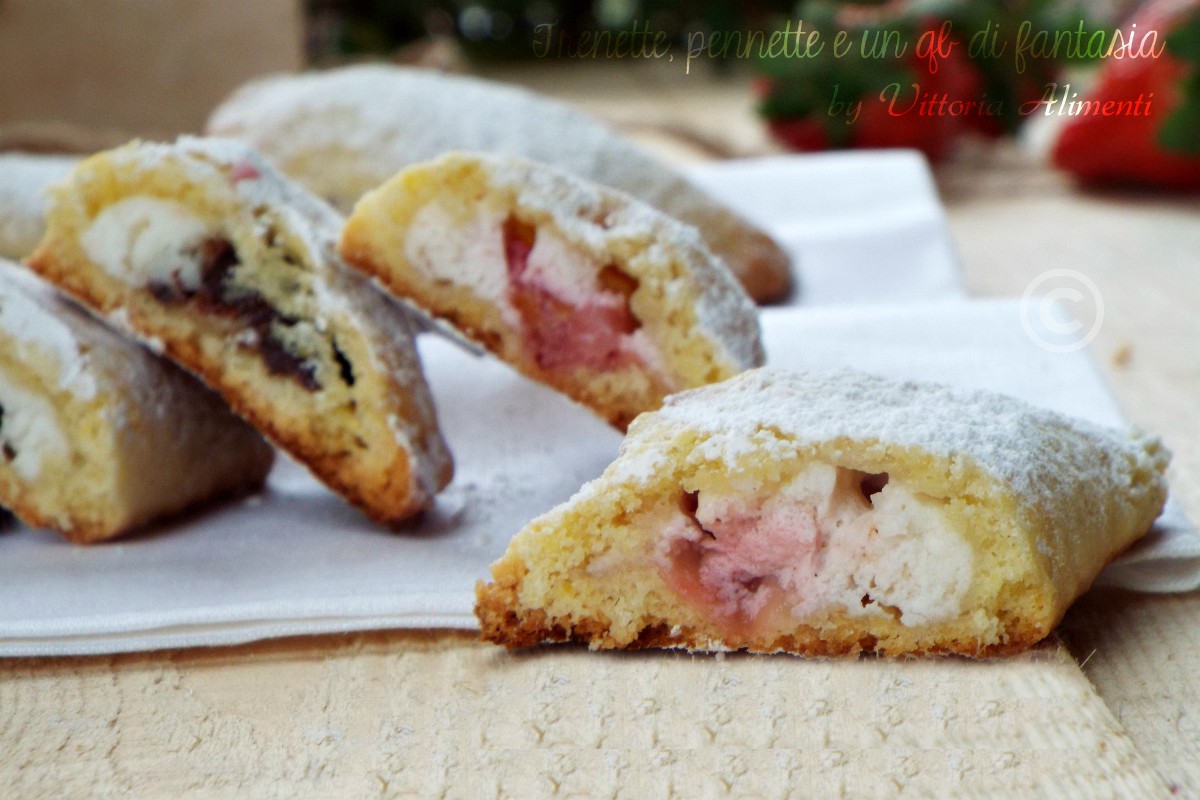 Ravioli dolci con fragole e cioccolato