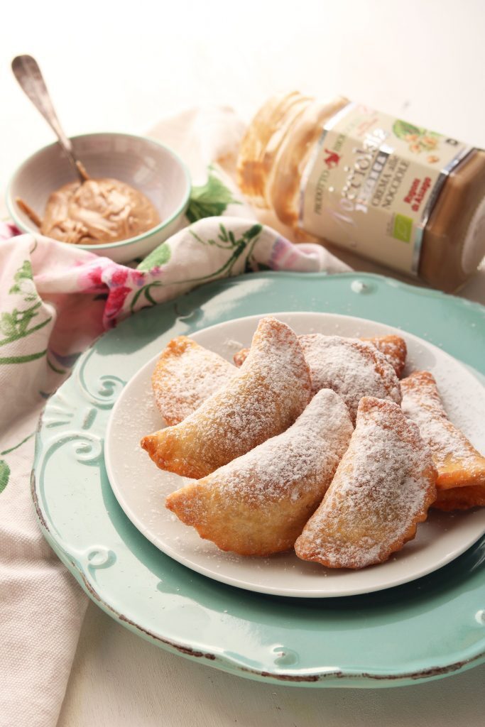 Ravioli dolci di Carnevale ripieni di nocciolata bianca