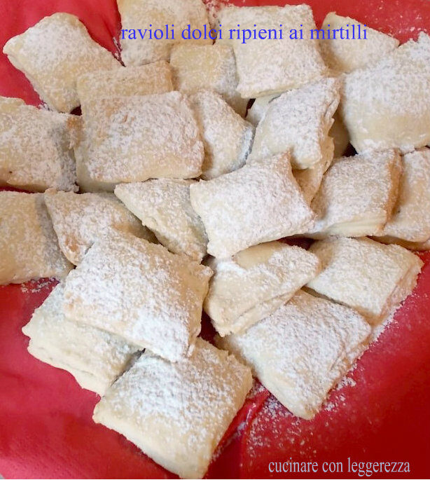 Ravioli dolci ripieni ai mirtilli