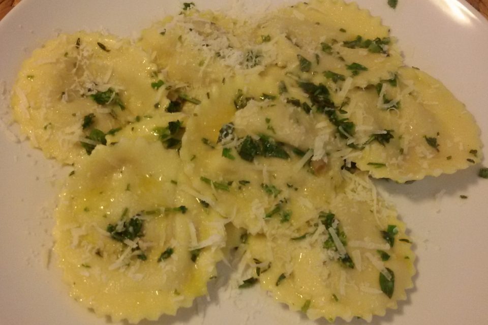 Ravioli gorgonzola e noci conditi con olio ed erbette aromatiche
