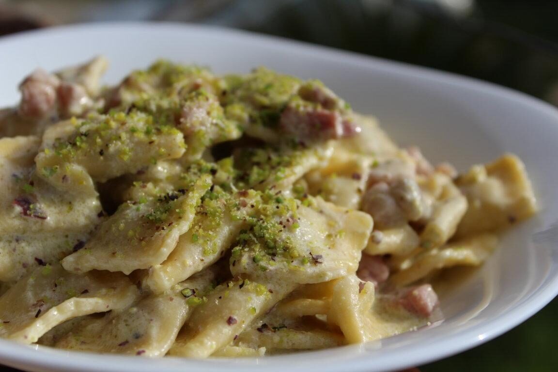 Ravioli in crema di pistacchio e pancetta affumicata!
