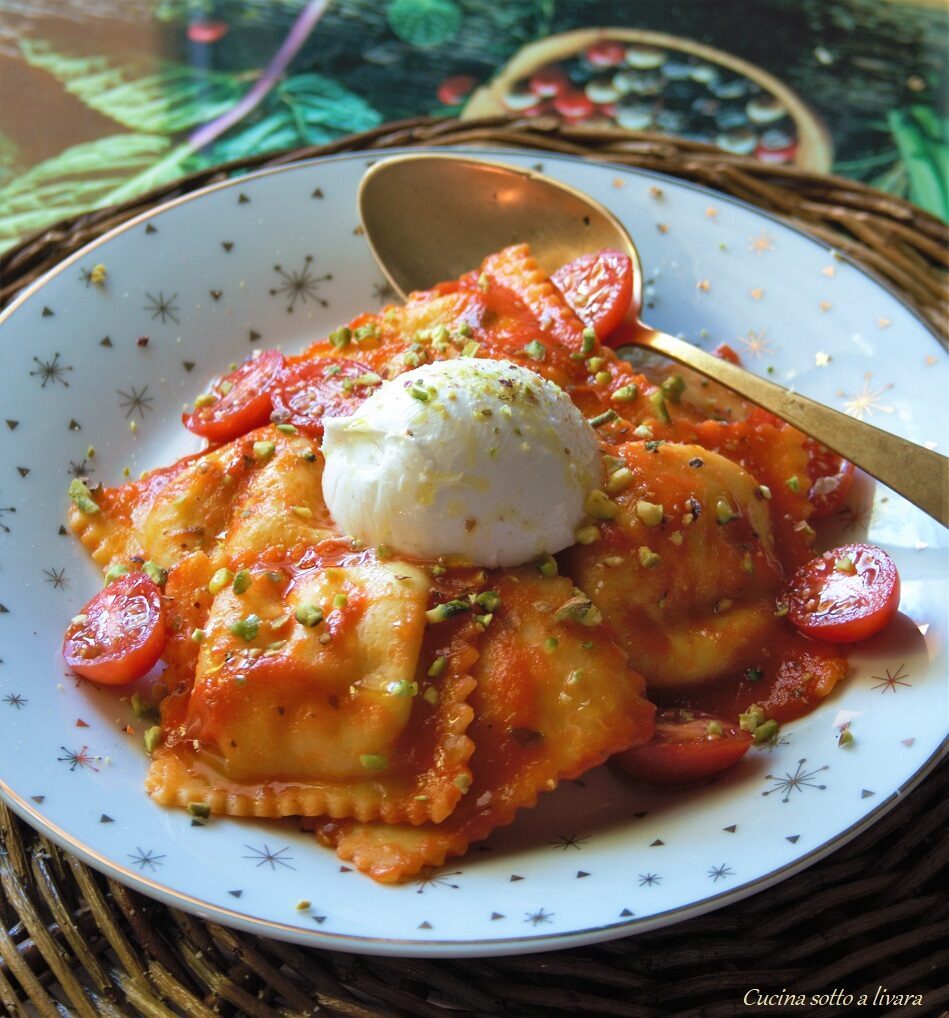 Ravioli maremmani in salsa di ciliegini , con burrata e granella di pistacchio