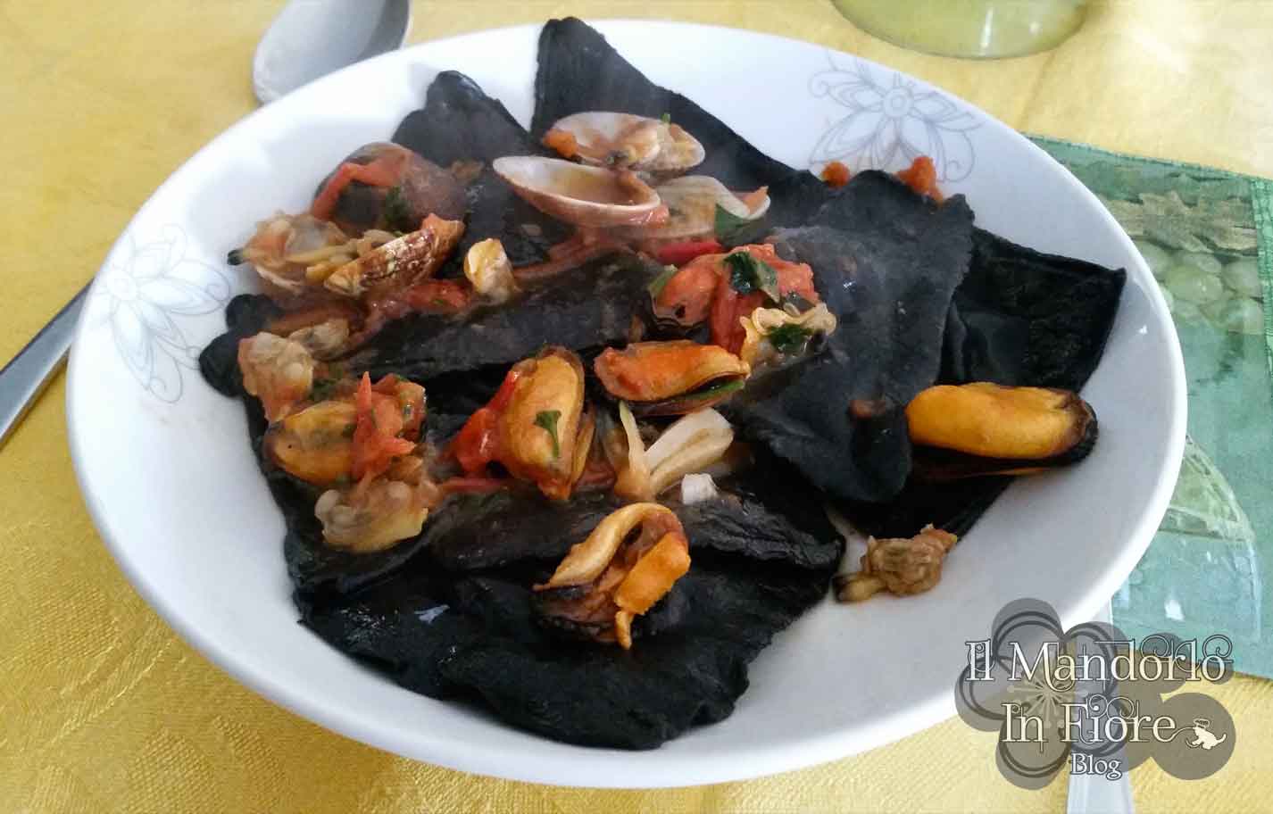 Ravioli neri cozze e vongole