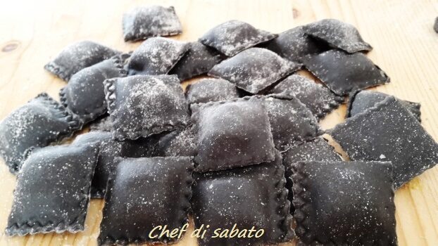 Ravioli neri mascarpone e gorgonzola e noci