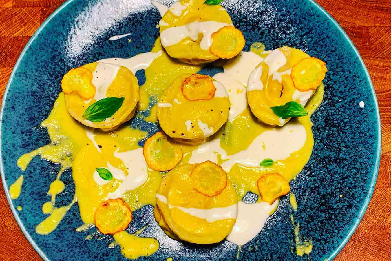 Ravioli pesto di zucchine gialle, ricotta, burrata e limone