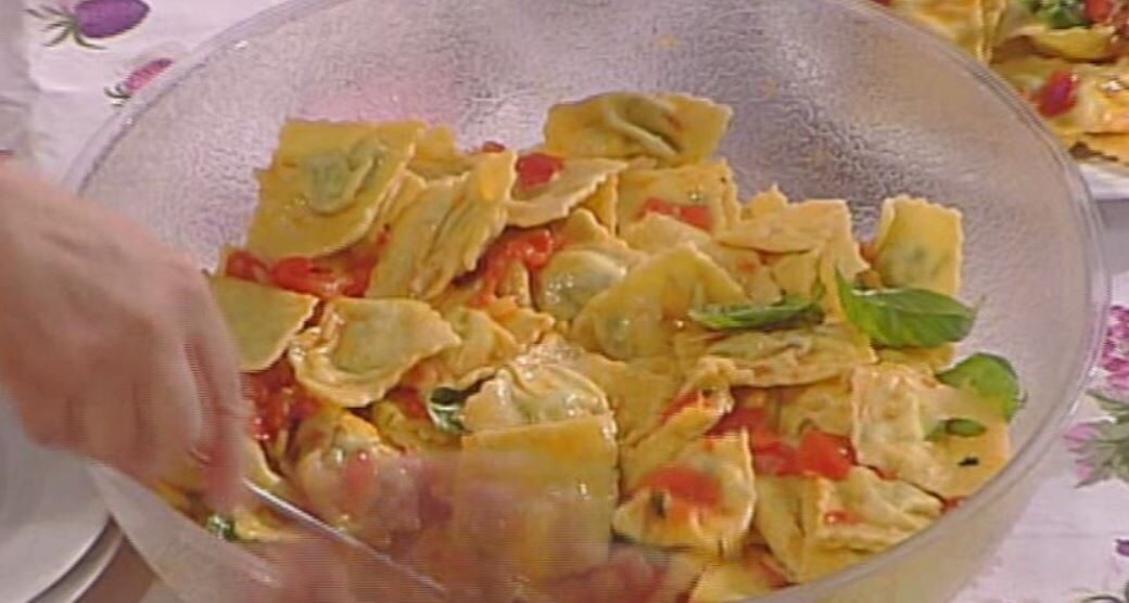 Ravioli ricotta e spinaci al pomodoro di alessandra spisni