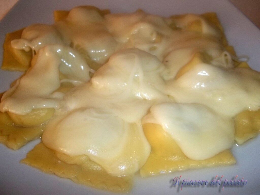 Ravioli ripieni al tartufo bianco, pasta in casa
