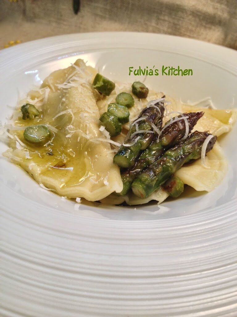Ravioli ripieni con ragù di tacchino e asparagi