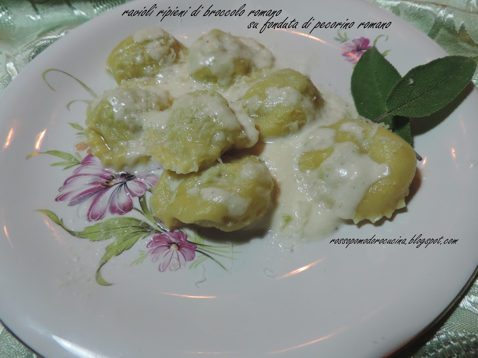 Ravioli ripieni di broccolo romano su fonduta di pecorino romano