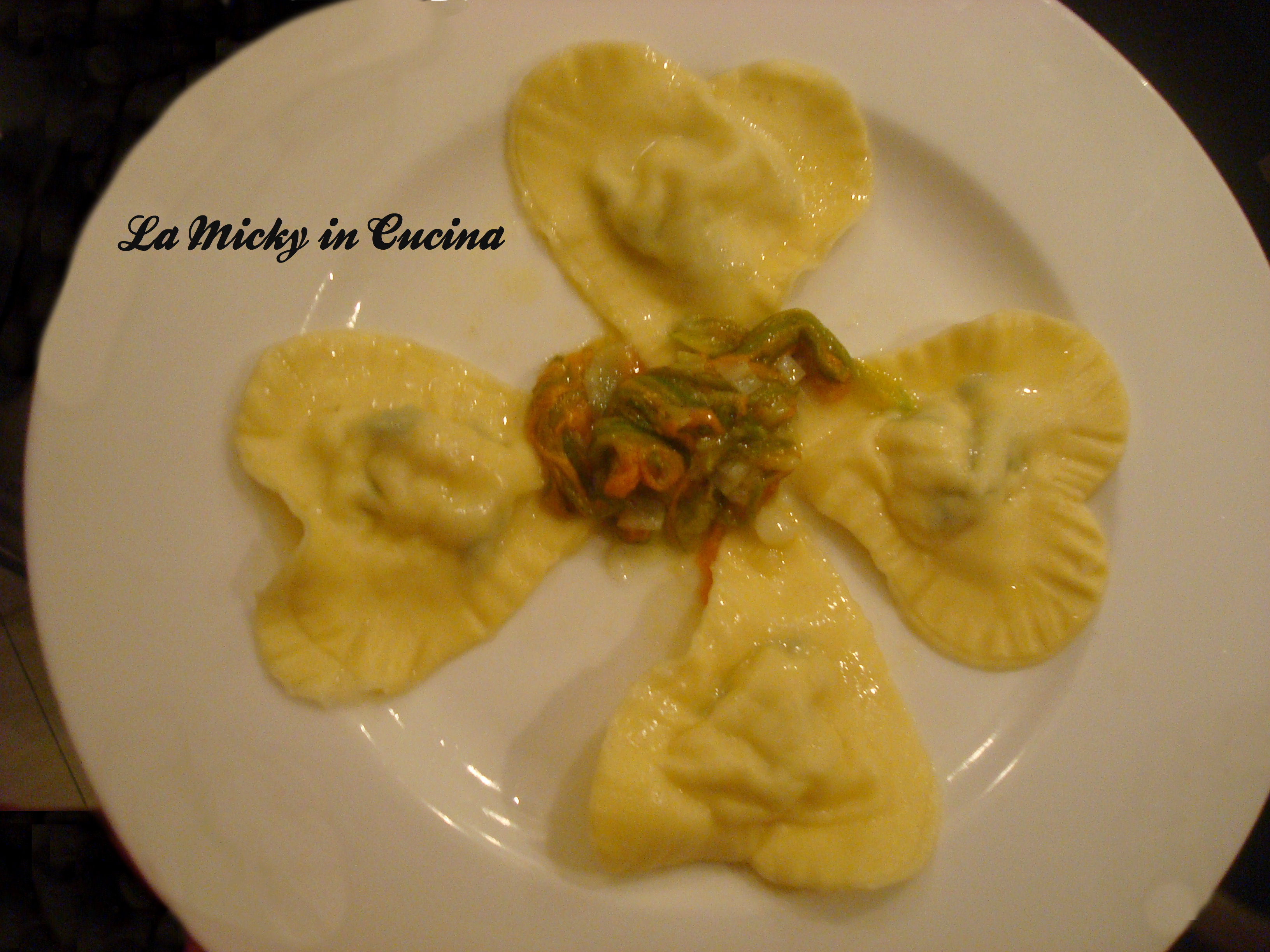 Ravioli ripieni di burrata con fiori di zucca di san valentino