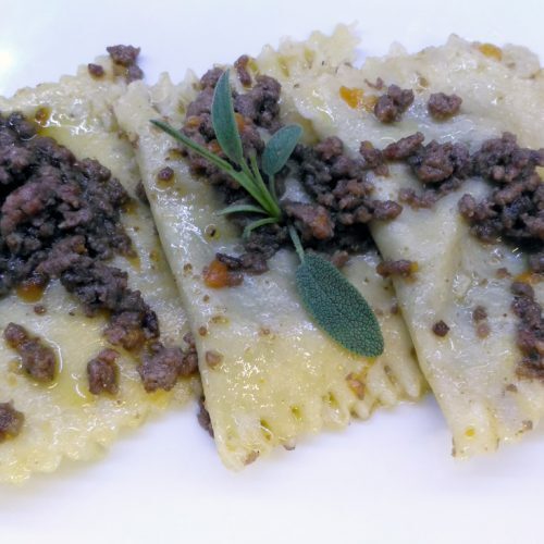 Ravioli ripieni di carne al ragù bianco