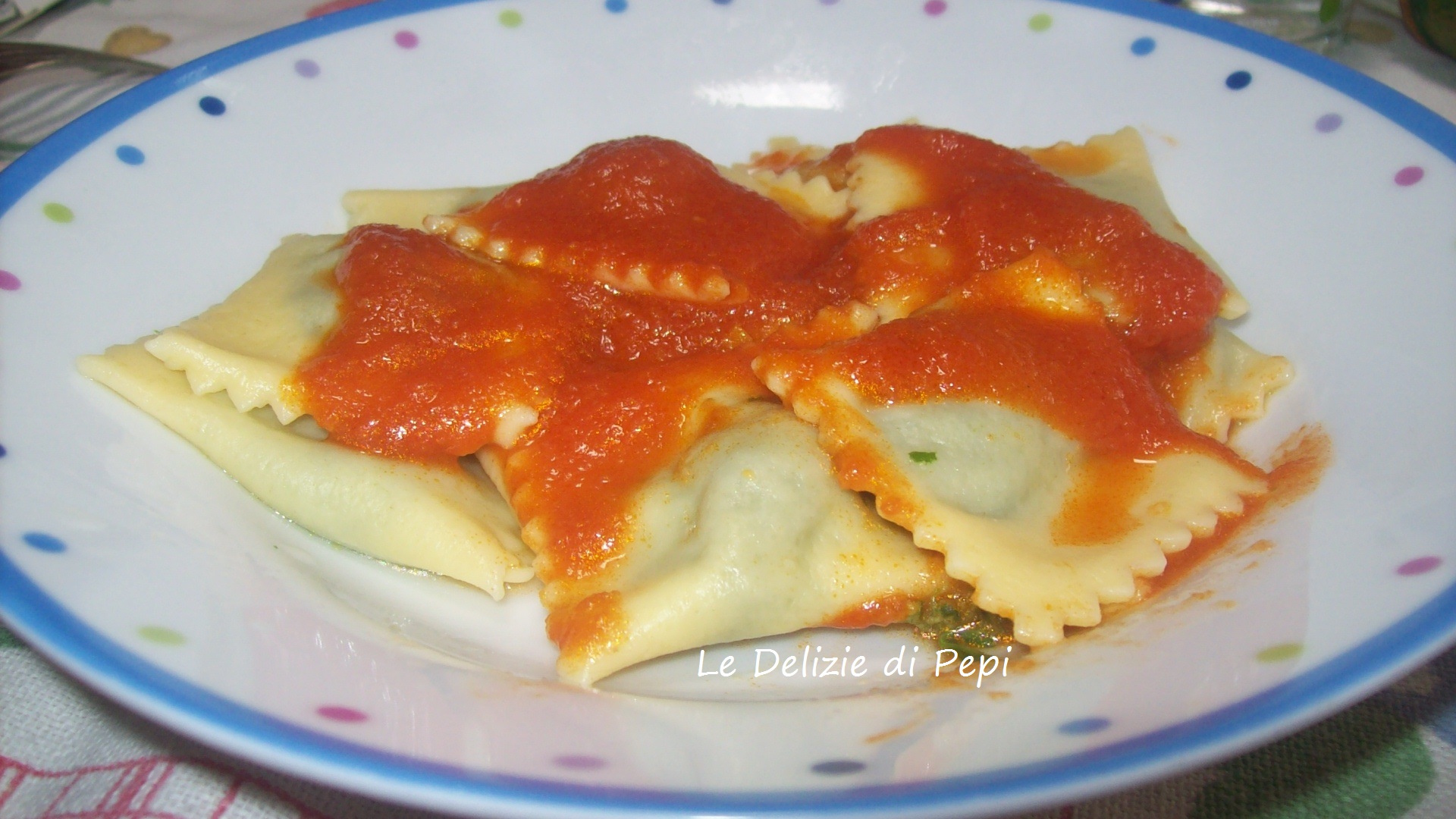 Ravioli ripieni di formaggio e spinaci
