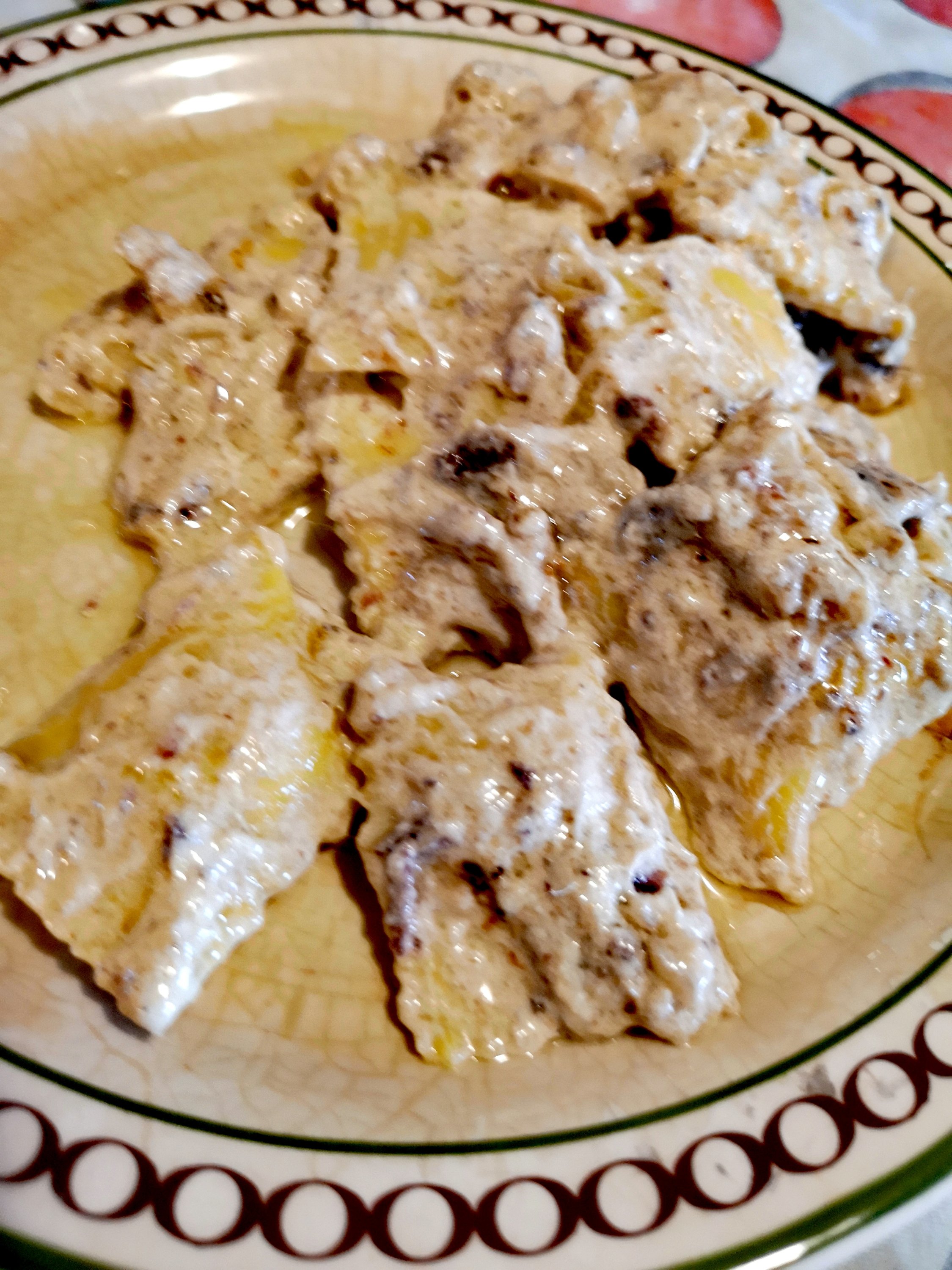 Ravioli ripieni di patate e verza con crema di acciughe