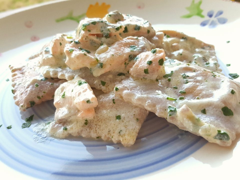 Ravioli rosa di ricotta con salmone