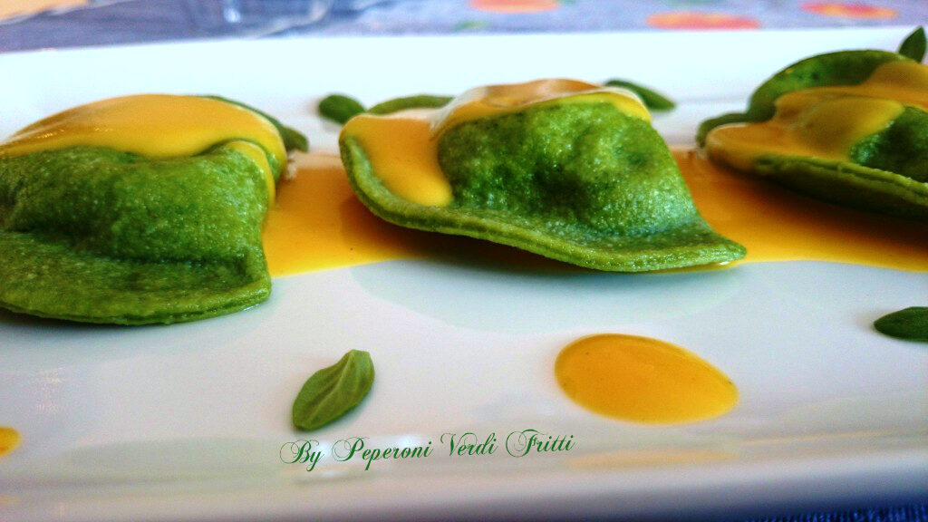 Ravioli verdi con patate e baccalà su salsa allo zafferano