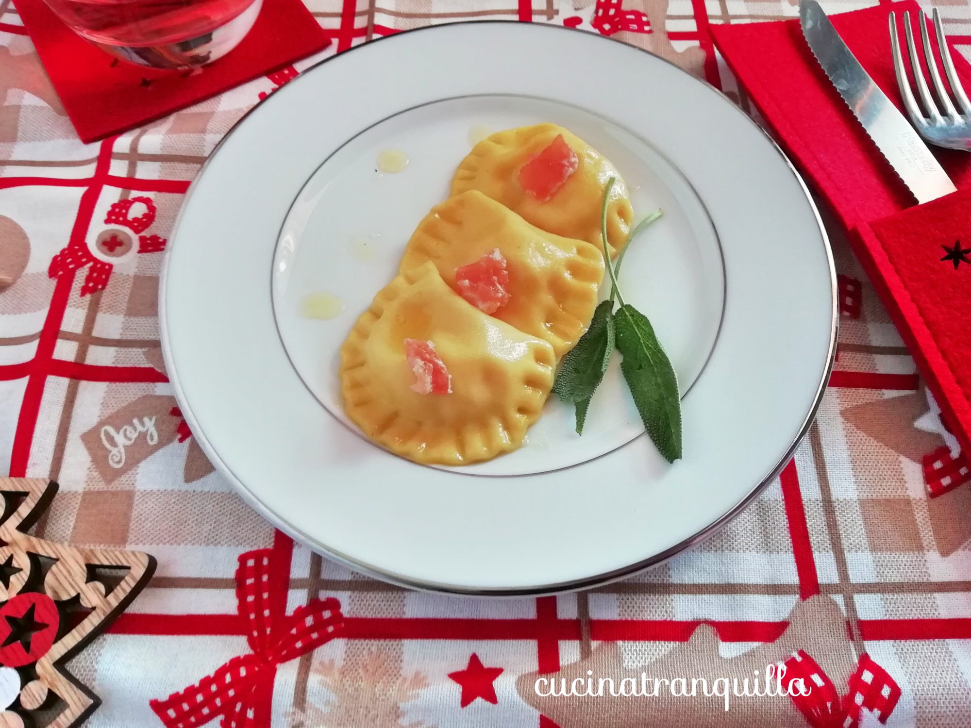 Raviolini al salmone e formaggio cremoso