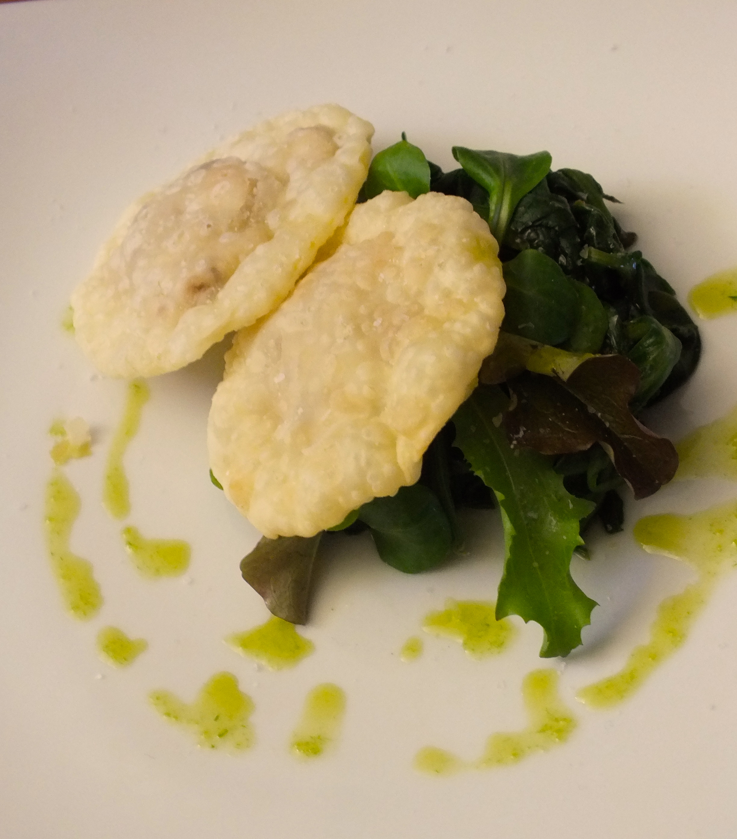 Raviolo con orata e olio all?erba cipollina