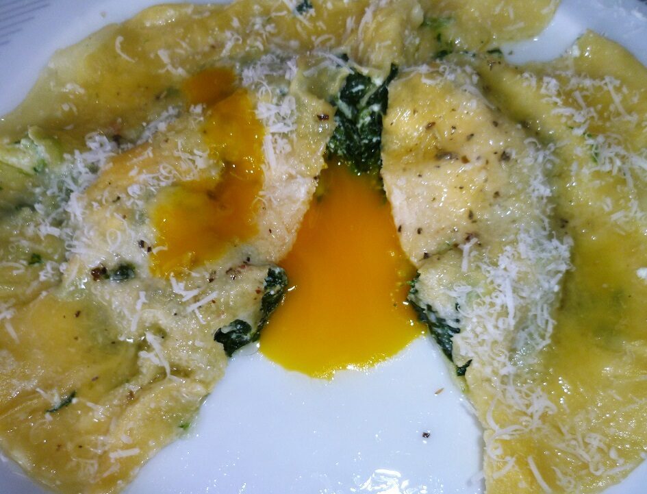 Raviolo gigante ricotta e spinaci con rosso d’uovo